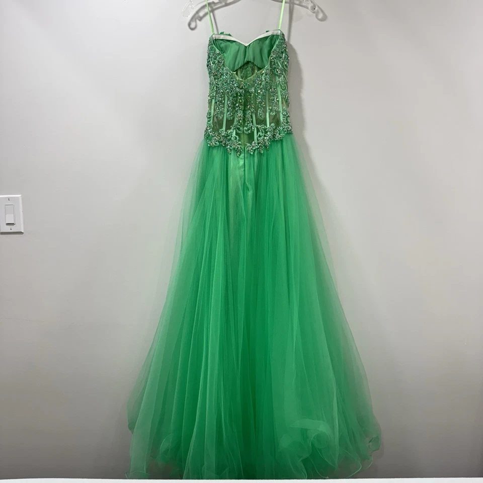 Vestido de graduación Camille Lá Vie verde talla 2 sin mangas con cuentas línea A Foto 2 de 4