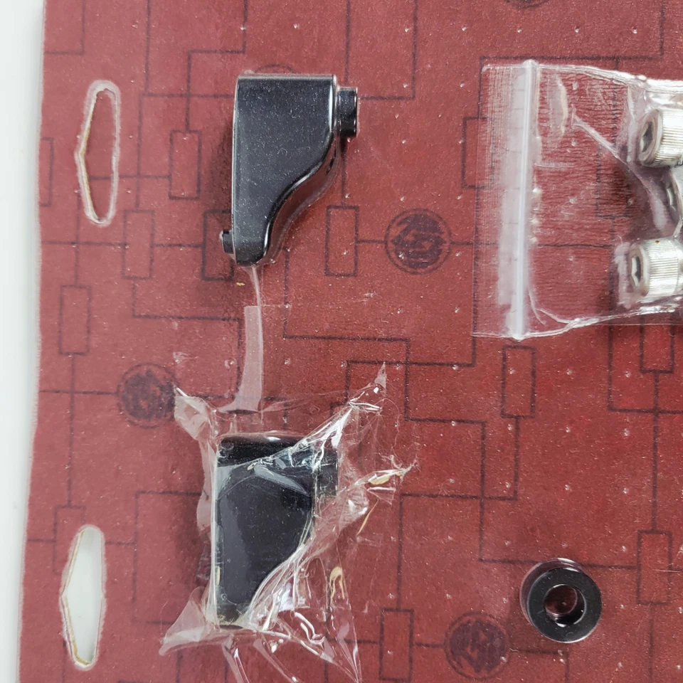 Soportes de señal de giro de puntal trasero Roland Sands Design - negro brillante Dyna 2008-2015 Foto 3 de 4