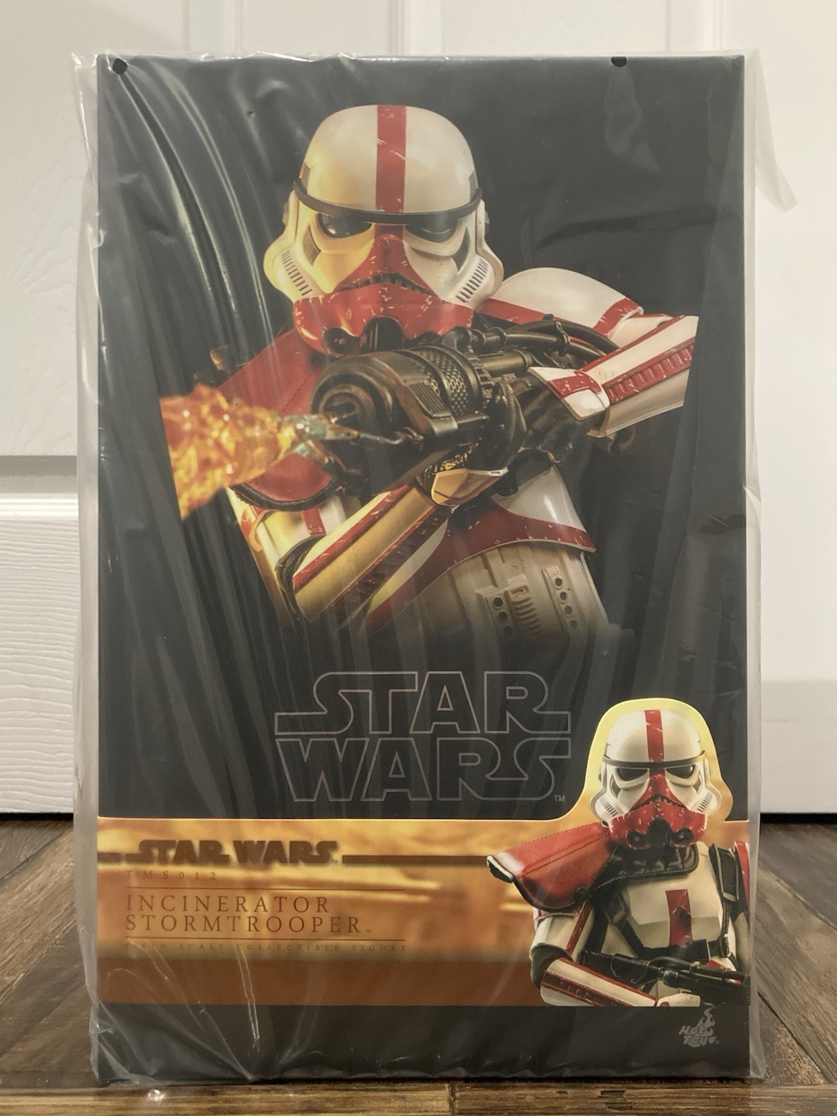 - Star Wars - The Mandalorian - Incinerator Stormtrooper - T