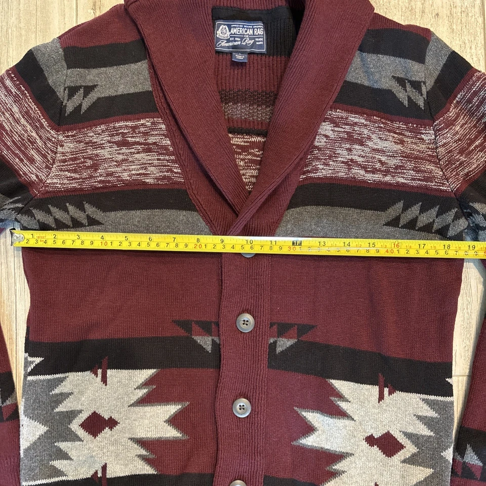 Cárdigan American Rag para hombre con patrón azteca granate/negro/gris talla pequeña Foto 4 de 4