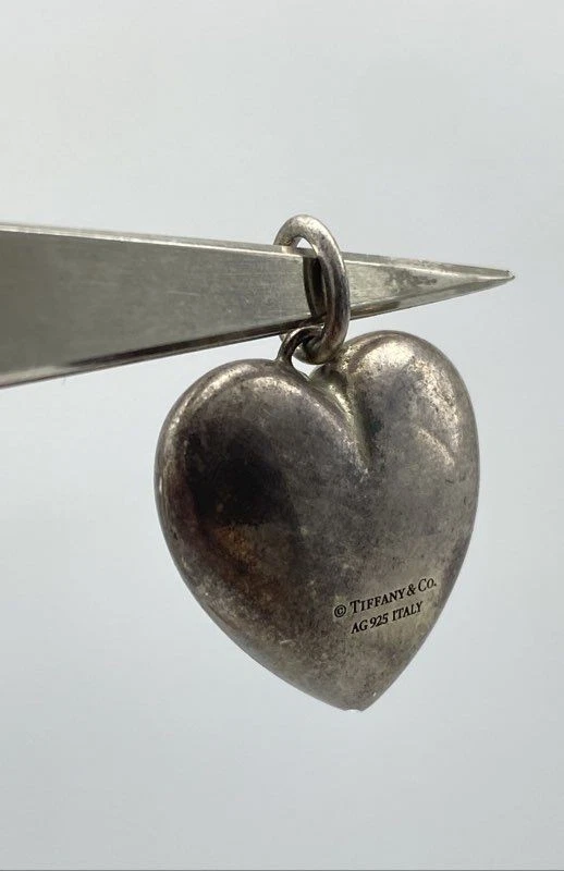Colgante Tiffany & Co. de plata de ley con dije de corazón hinchado de 3/4" 3,4 g Foto 2 de 4