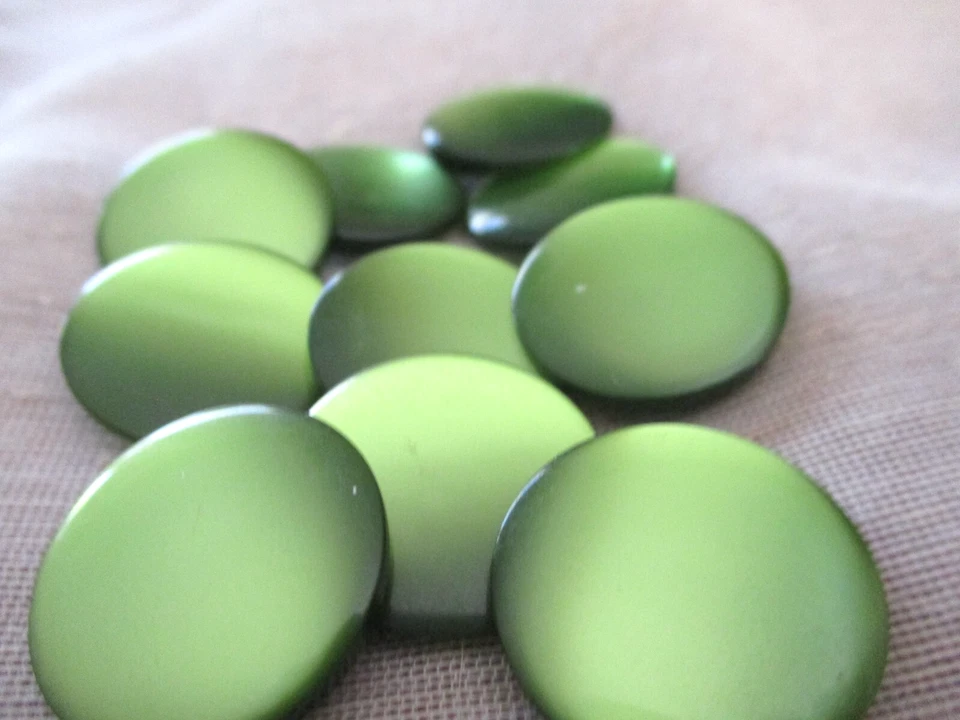 LOTE DE 10 BOTONES NOS ACRÍLICO AGUACATE VERDE ASPECTO MOONGLOW 7/8 (22mm) Foto 2 de 4
