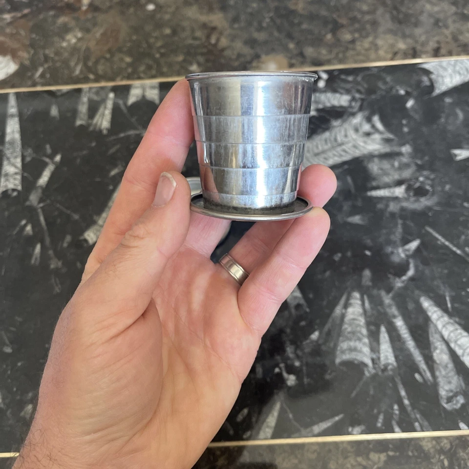 Taza de metal plegable vintage antigua tamaño bolsillo con tapa R Foto 2 de 4