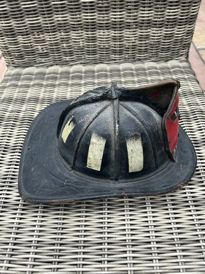 Antiker USA Feuerwehrhelm, Amesbury - Cairns & Brothers Lederhelm - Bild 4 von 4