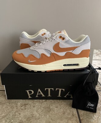 nike air max with charm bracelet