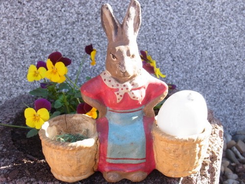 GROßE OSTERHASENFRAU HASENFRAU ALS MARKTHÄSIN :-) MATERIAL PAPPMACHÉ URALT - Bild 6 von 9