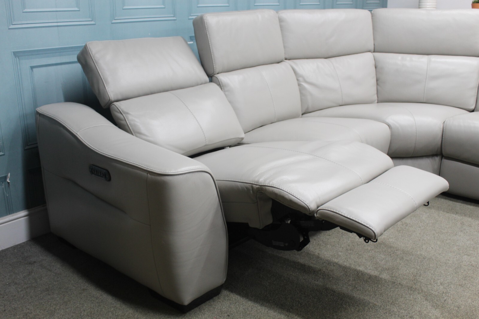 FURNITURE VILLAGE ELECTRIC XAVIER FEATHER GREY LEATHER 6 PIECE CORNER