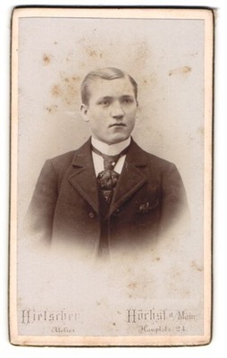 Fotografie Atelier Hielscher, Höchst a. Main, Hauptstr. 24, Junger Herr im Anzu 
