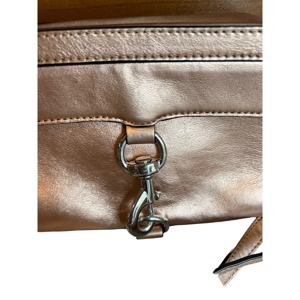 Bolso para cámara Rebecca Minkoff MAB metálico dorado rosa Foto 3 de 4