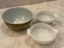 PYREX - 3 pc.  GREEN & White Mixing/Nesting Bowls #401 #441 (2)