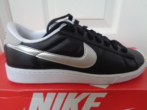 nike tennis classic trainers