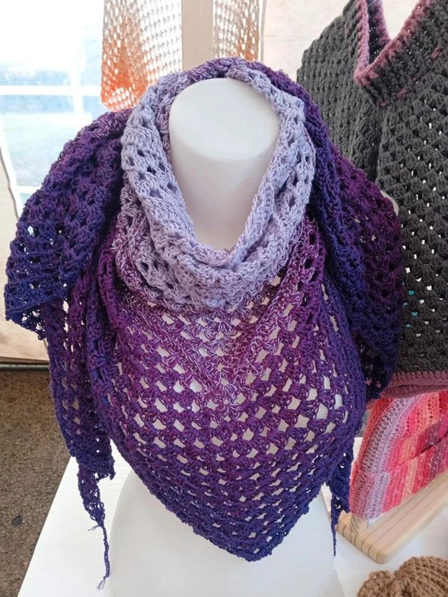 Châle crocheté main en  dégradé de violet - Photo 2/2
