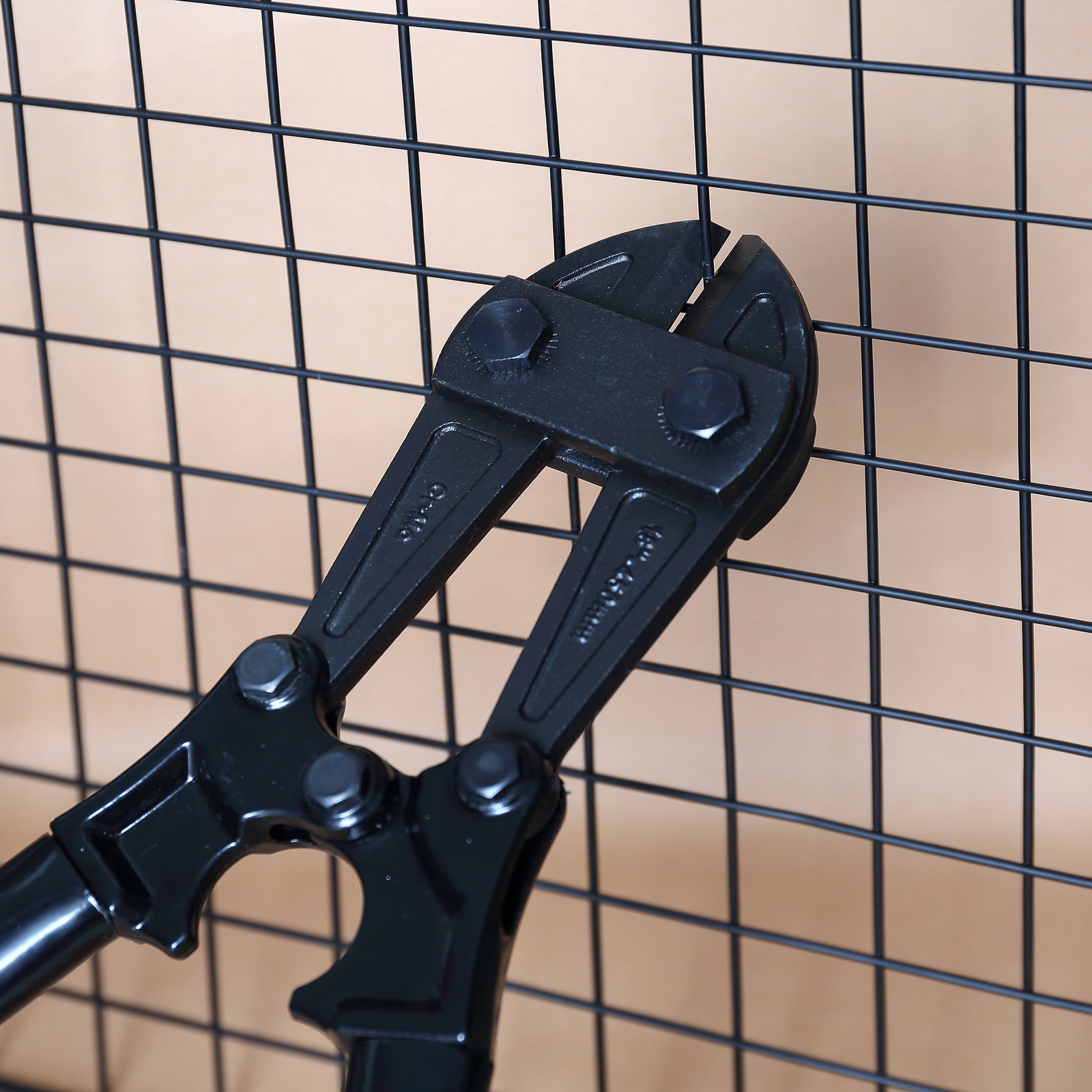 Hyper Tough 18" Bolt Cutter TU10066B - Heavy Duty Wire/Chain Cutter