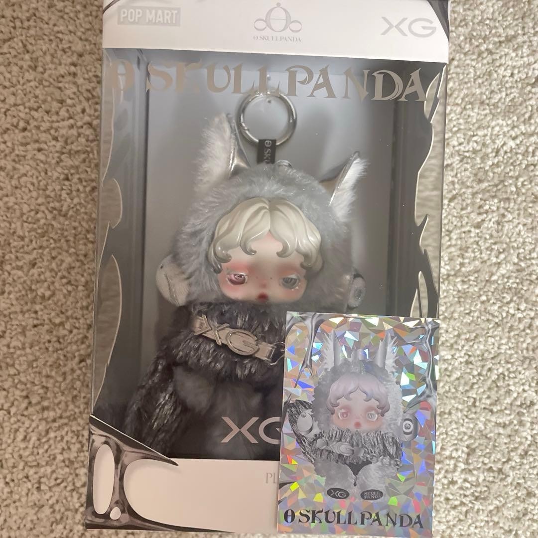 Skullpanda x XG Muñeca de Peluche Colgante Japón Exclusivo ALPHAZ con Pegatina de Novedad