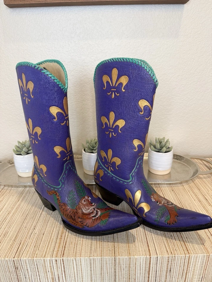 Bold Louisiana Spirit — Botas de vaquero pintadas a mano con flor de lis y arte de tigre Foto 3 de 4