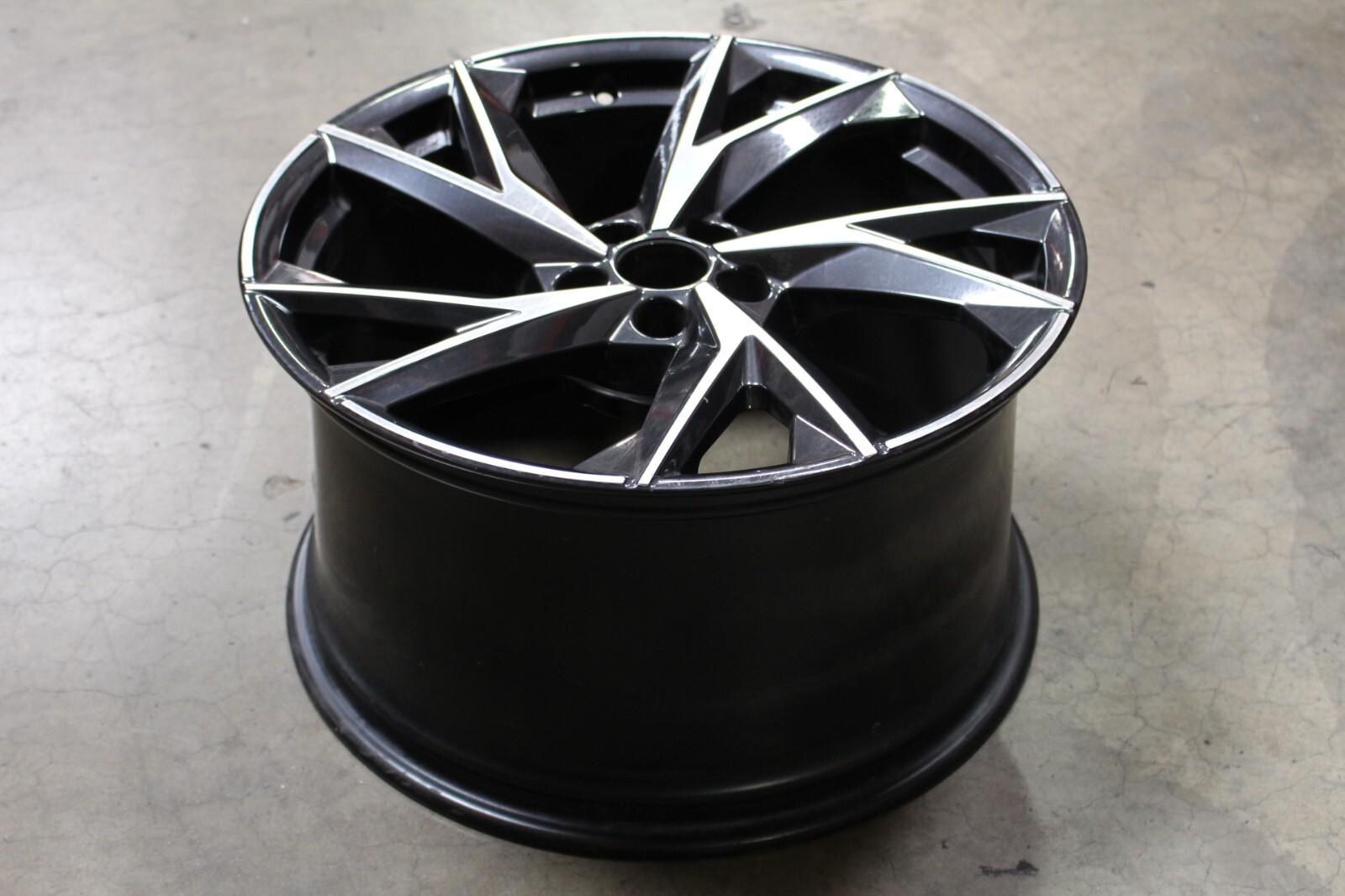 Audi R8, Rear Audi Sport Wheel, Scratches, 11x20, Used, P/N 4S0601025CC