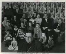 1964 Press Photo Bishop Arnold Cotey Visited 21 relative at Sussex. - mja89918