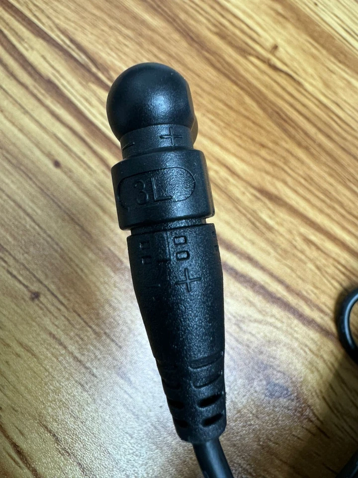 Cargador universal ultra delgado para computadora portátil Targus APA92US 65W AC, solo punta de 3L incluida Foto 4 de 4