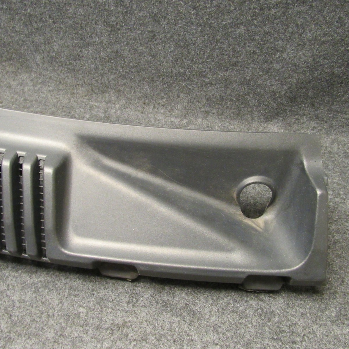 エディ 2002-2005 Explorer Mountaineer RH Exterior Cowl Moulding