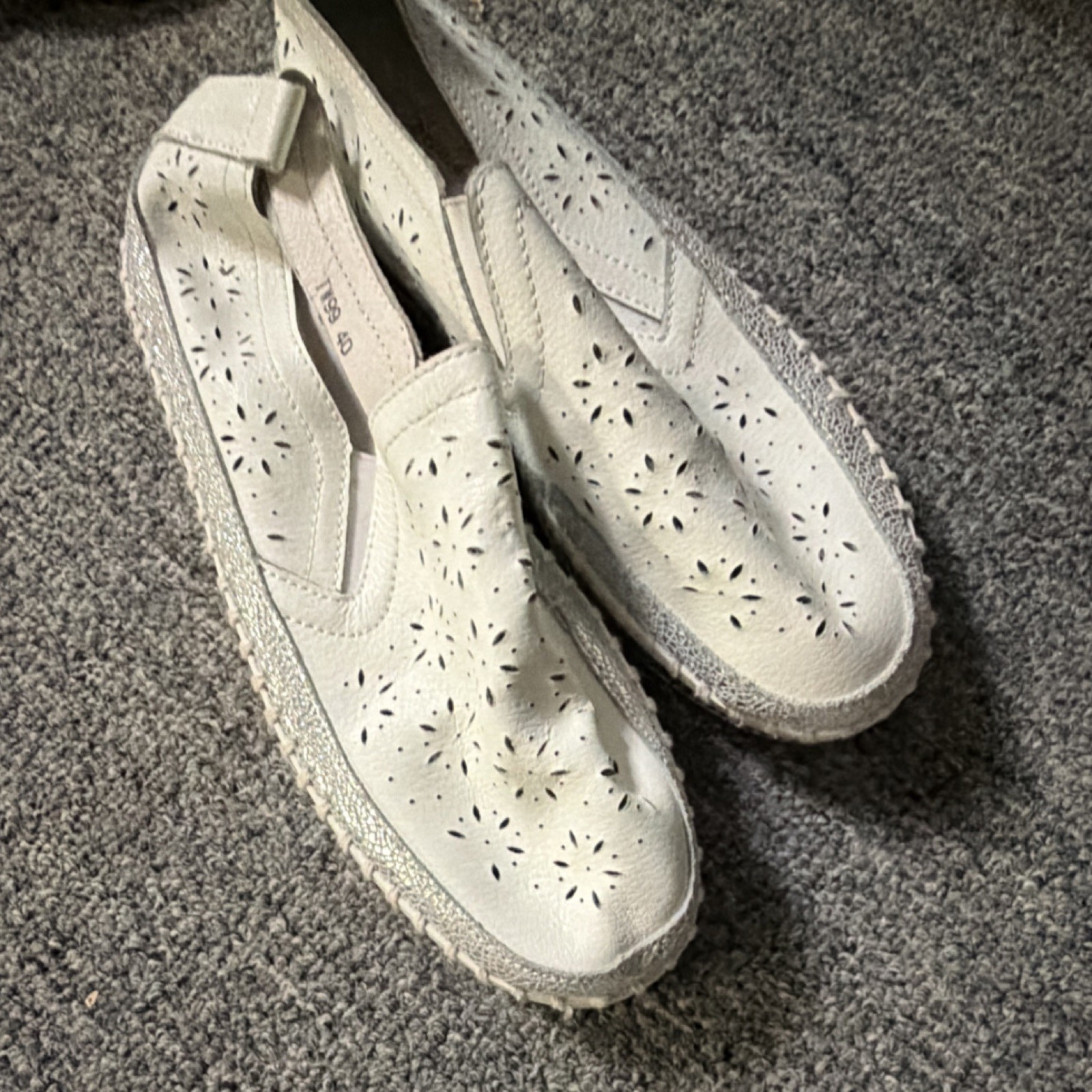 Toms Women’s White Slip-On Flats Cut-Out Round Toe Casual US 9 EU 40