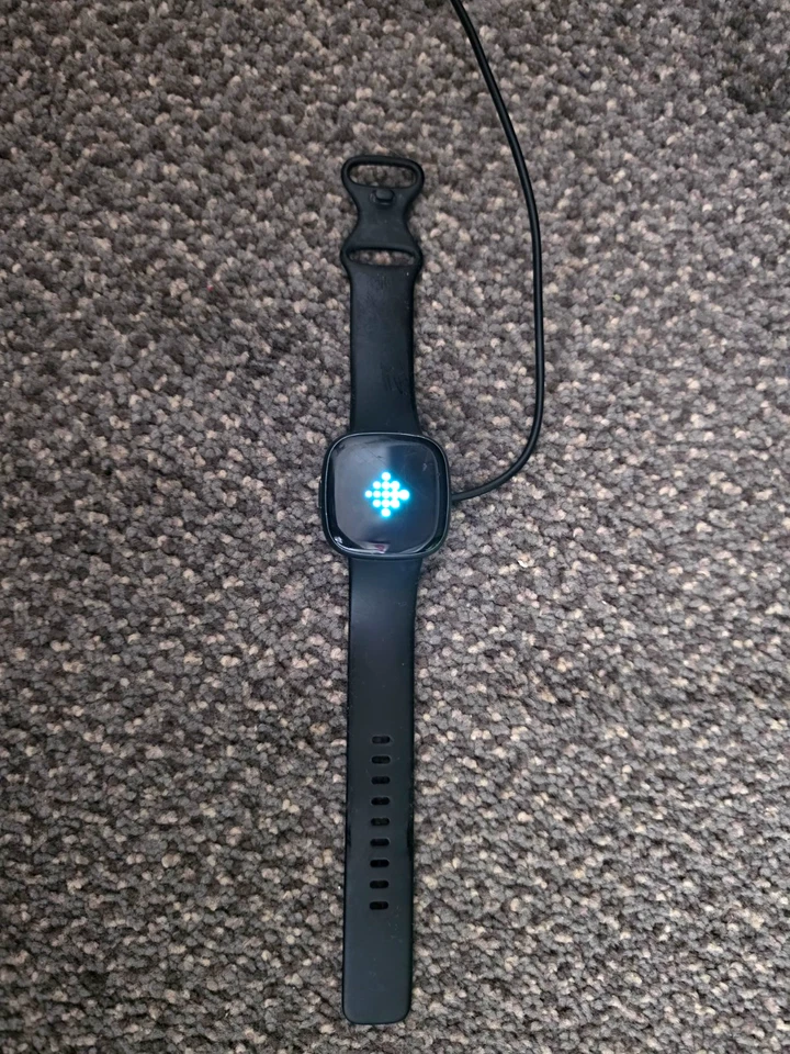 Fitbit Versa 4, photo 1 of 5