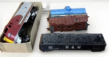 VTG Mix Lot Of 4- HO Scale 1 Cox Train Locomotive & 3 Cars For Parts & Repair