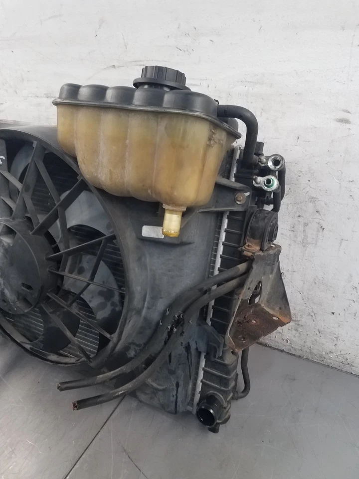 2003 03 04 Mercury Marauder Radiator / Fan / Condenser Assembly #4504 S3 - Image 3 of 4