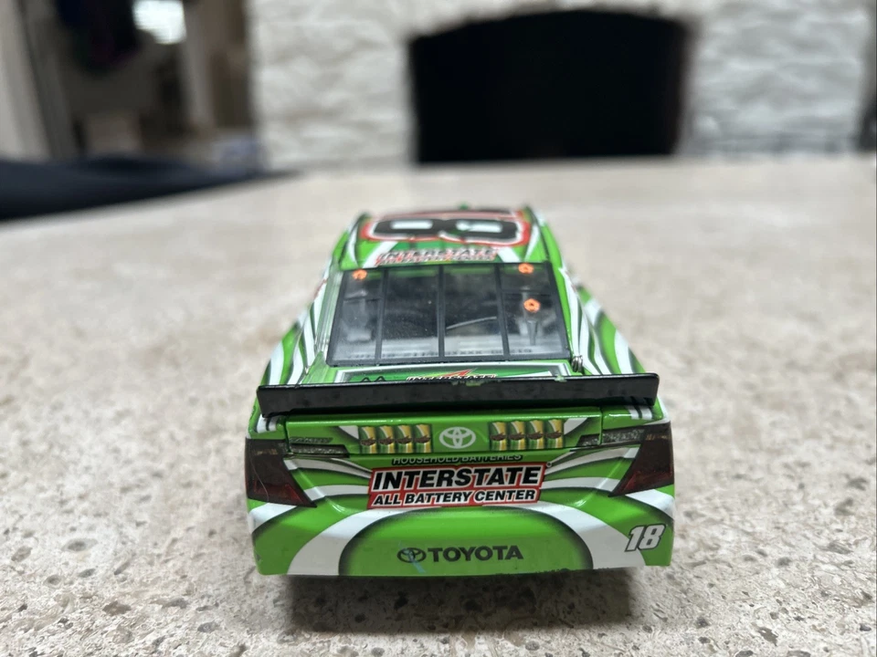 KYLE BUSCH AUTOGRAFIADO COCHE FUNDIDO A PRESIÓN ESCALA 1/24 BATERÍAS INTERESTATALES 2014 Foto 4 de 4