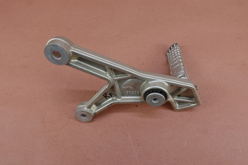 12-15 MV Agusta B3 Brutale 800 2014 reposapiés delantero derecho escalón B6238 Foto 4 de 4