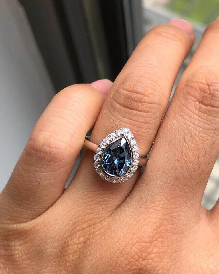 Anillo de compromiso con halo de alejandrita simulado corte pera de 2 quilates enchapado en oro blanco de 14 quilates Foto 2 de 4