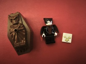 Lego Vampire Minifigure Studios 1381 Figure with Crypt Coffin Dracula