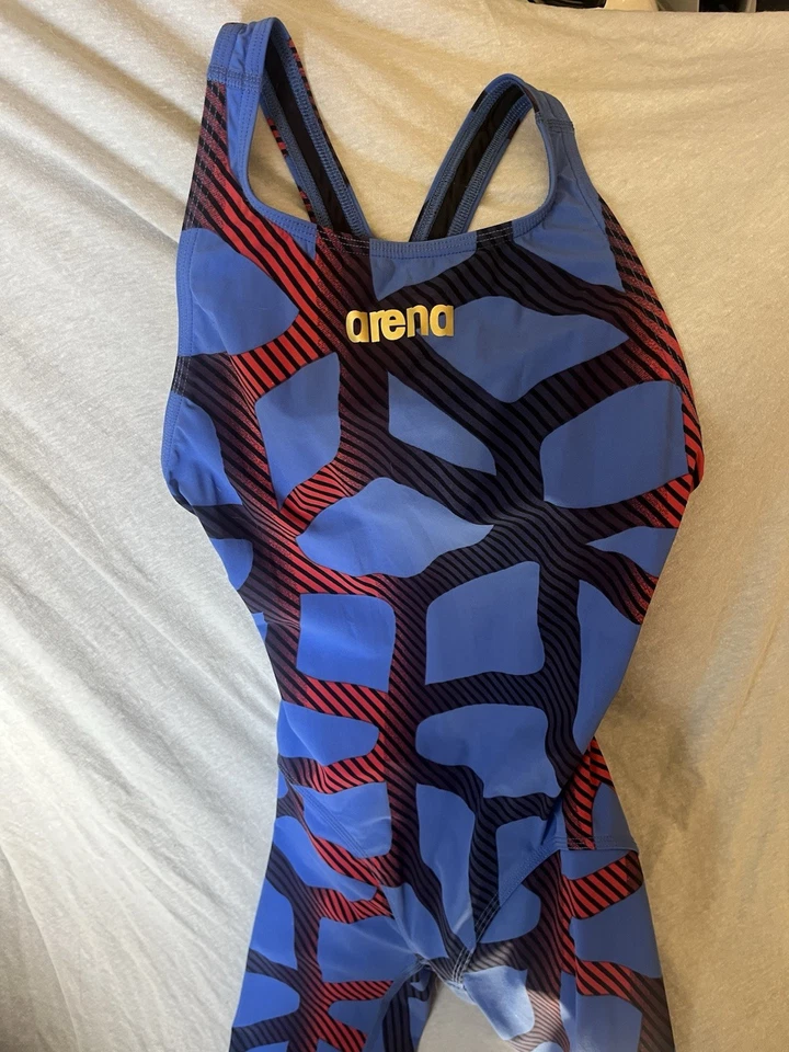 Traje de baño geométrico Arena Powerskin edición limitada técnico espalda abierta rojo y azul Foto 2 de 4