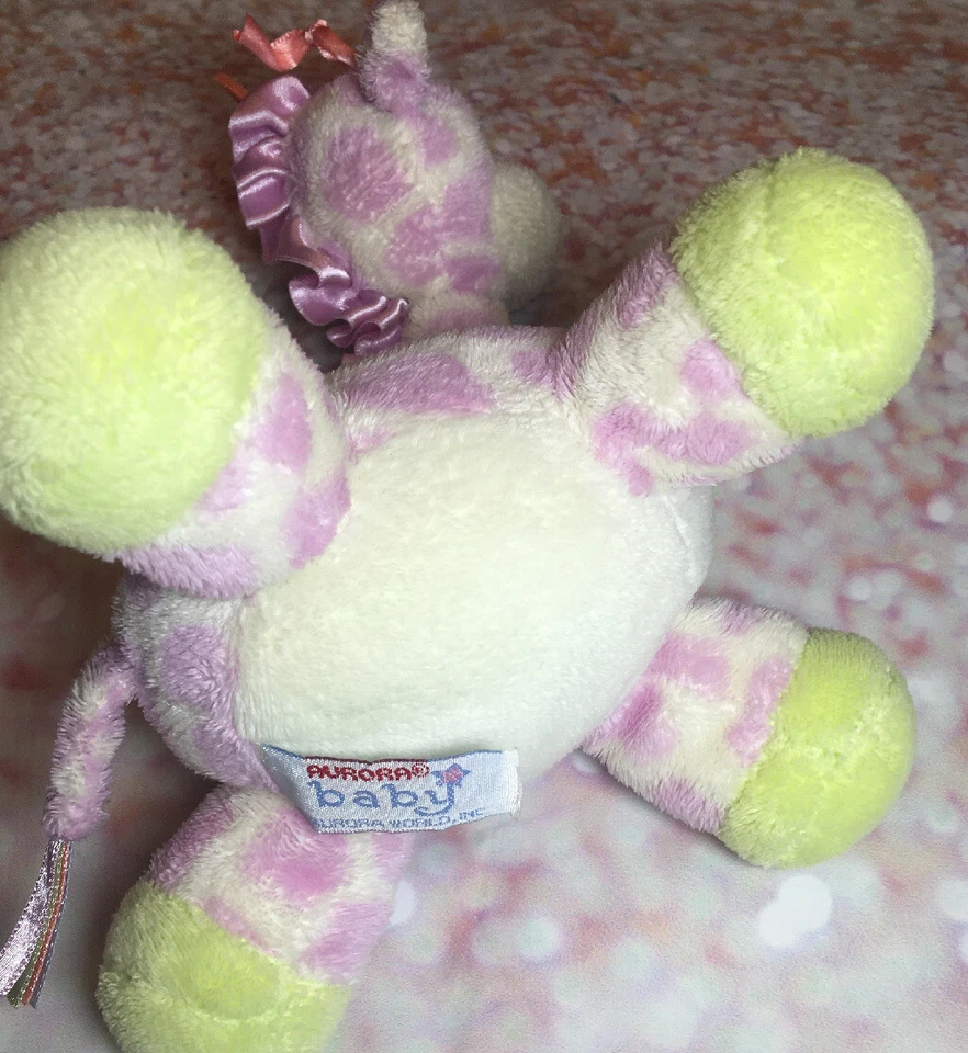 Pelúcia Aurora Baby girafa roxa creme verde bicho de pelúcia lilás rosa 8” - Imagem 4 de 4