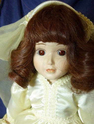 Muñeca de porcelana ""Dorothy"" novia de colección Danbury como nueva de las novias de América de la década de 1940 - Imagen 8 de 12