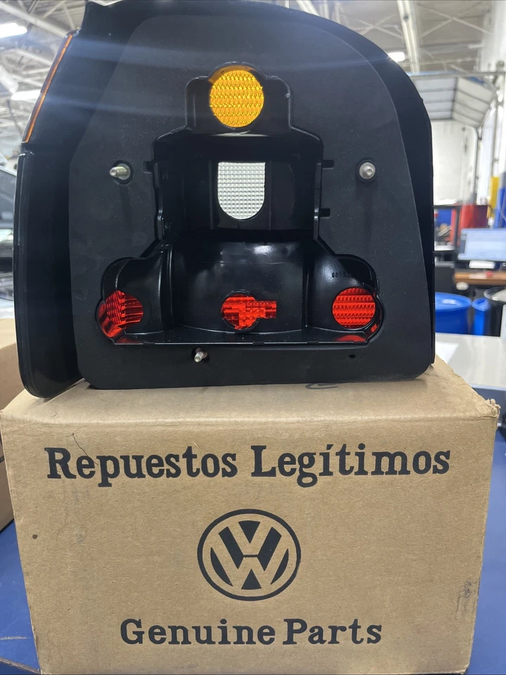 NOS 94-98 GTI/ 高尔夫/ Cabrio 原装原始设备制造商乘客侧尾灯。 — 第 2/3 张图片