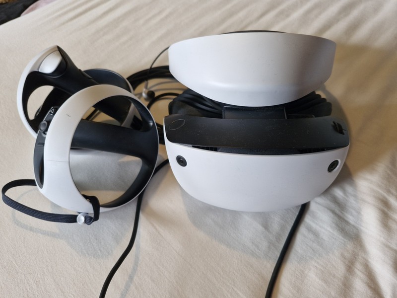 Sony PlayStation VR2 (PSVR2) VR Headset w/ Sense Controllers USB-C Black/White