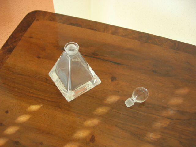 Glas Flacon pyramidenform mit Verschluß 70iger Jahre sehr guter Zustand.
