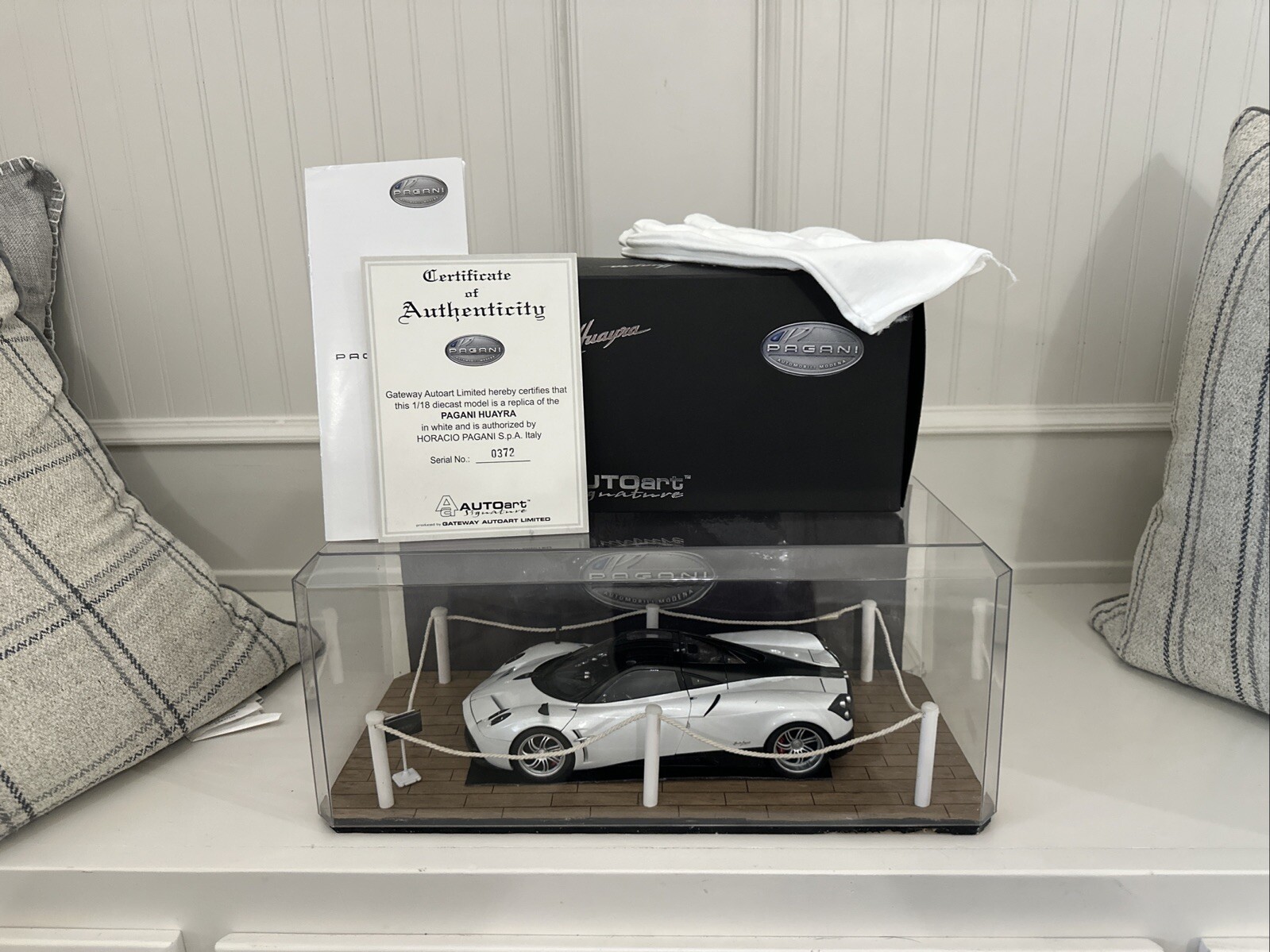 1:18 VERY RARE AUTOART SIGNATURE PAGANI HUAYRA PEARL WHITE With Custom Display!