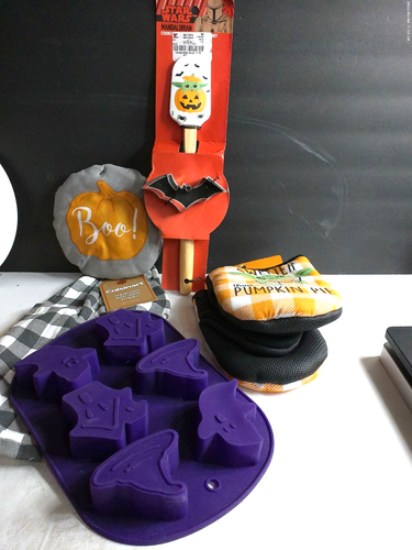 Lot Of 4 Halloween Kitchen Accessories (Oven Mitt-Towel-Mold-Spatula)