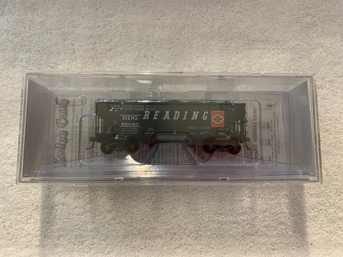 Kadee #7011 HO Scale Reading 50 Ton AAR Standard 2-Bay Offset Hopper #86040