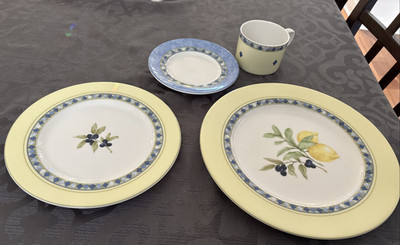 Royal Doulton Carmina Lemons & Olives  1999 4 Piece Place Setting Fine China new