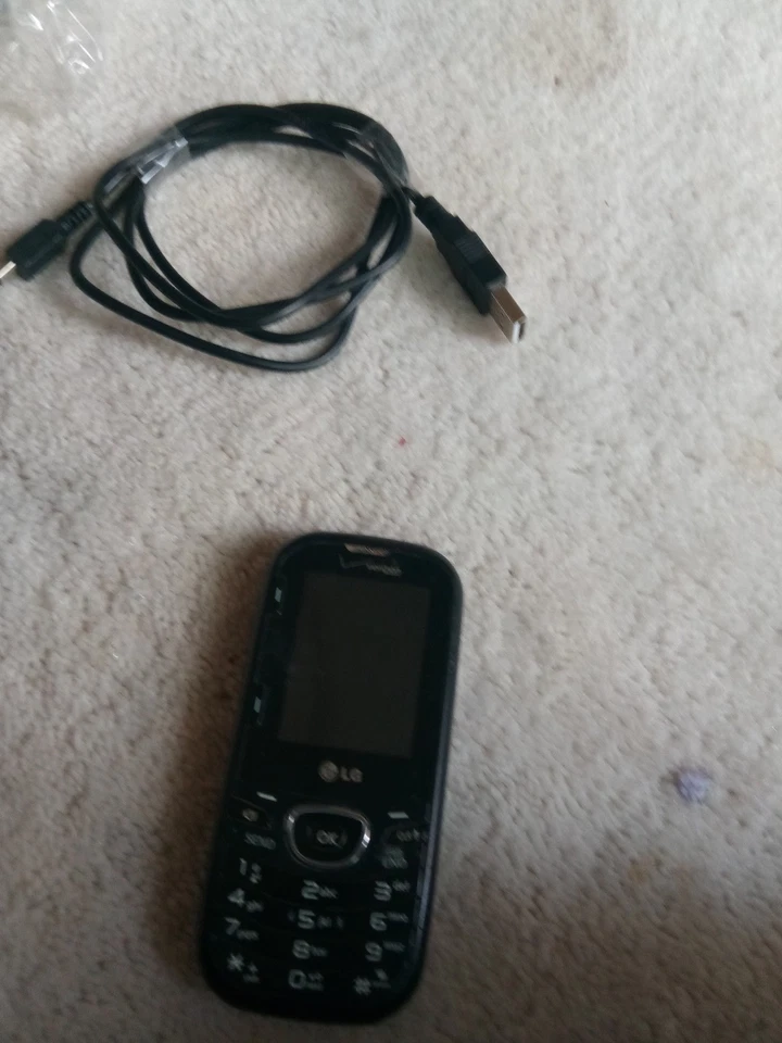 LG Cosmos 3 VN251 - Black (Verizon) Cellular Phone  - Image 3 of 4