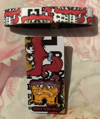 Zox Whole Team Holly Armband und Karte mit passendem Pin. Monster 2021