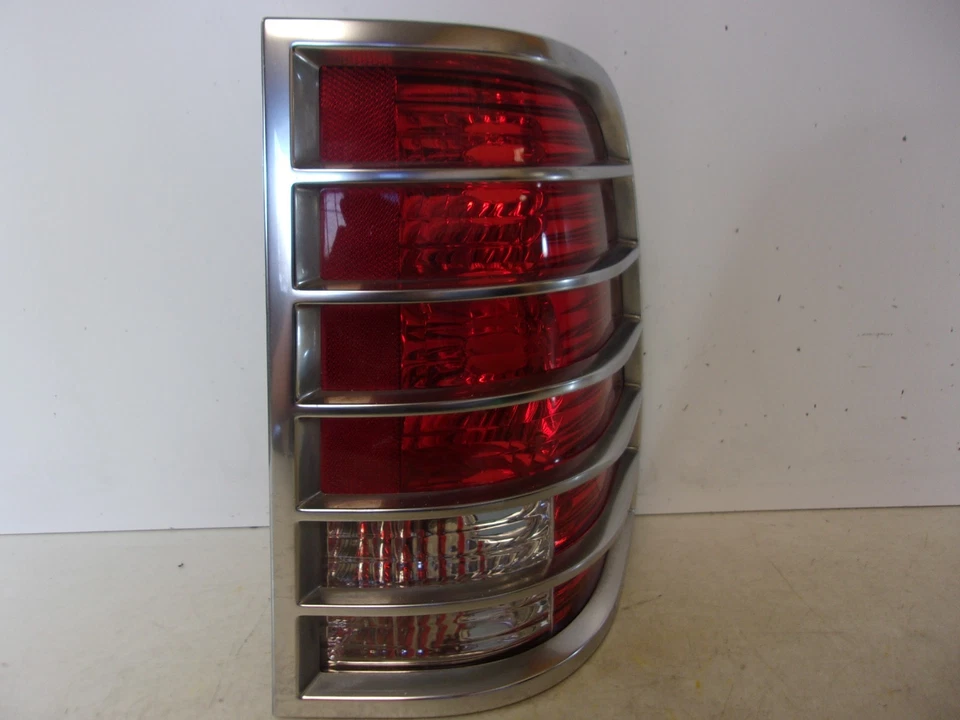 2002 2003 2004 2005 Mercury Mountaineer Passenger RH Tail Light OEM - Image 2 of 4