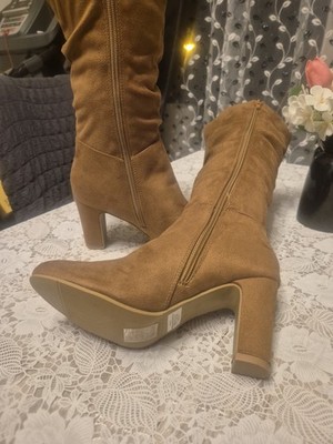  Lange Stiefel mit Reißverschluss und Absatz.