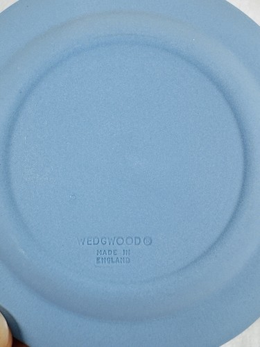 SELTEN Wedgewood blau Jasperware DREIFARBIG runde Schale Tablett 4,5" Amor schläft - Bild 4 von 6