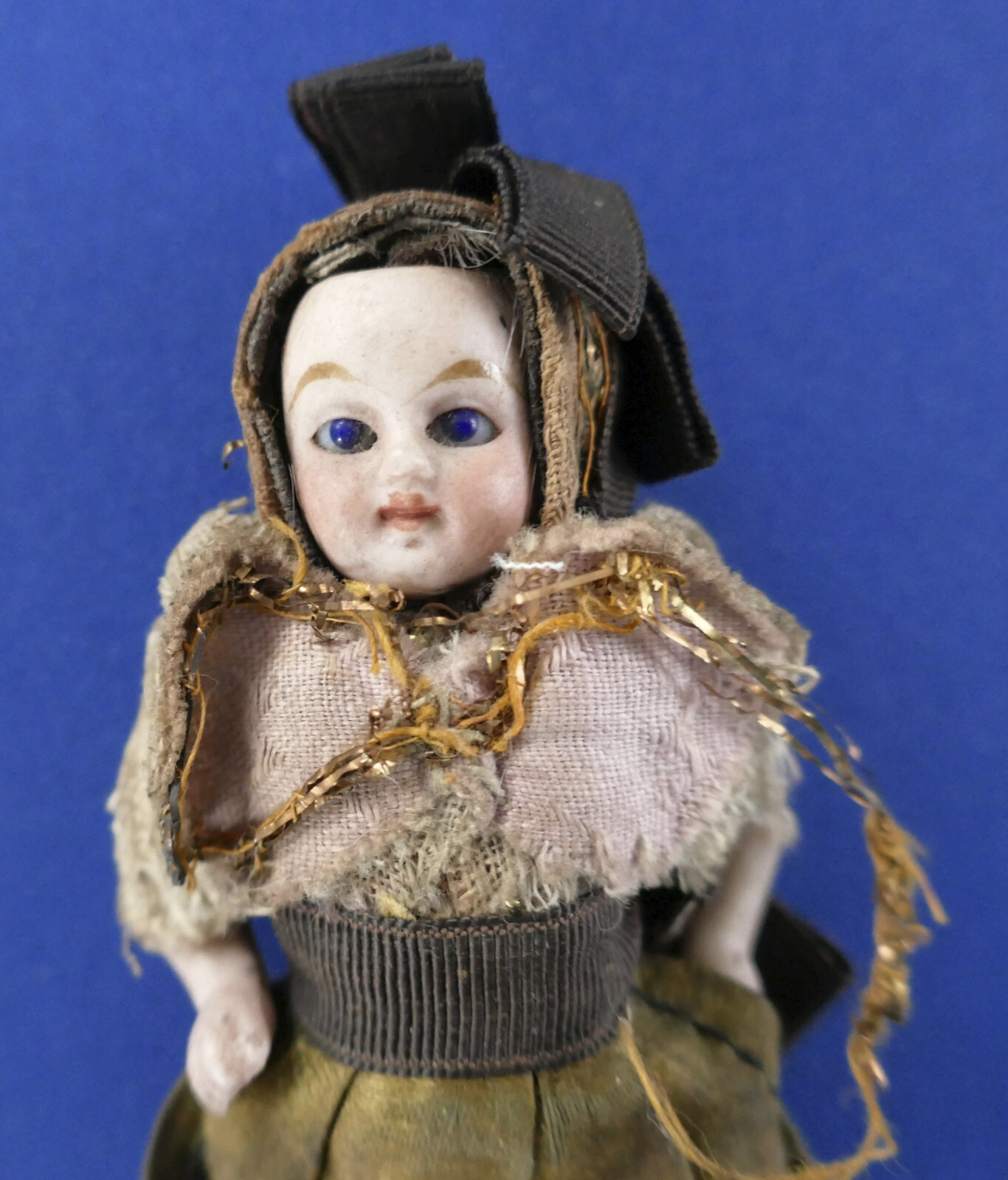 AN ANTIQUE ARTICULATED MINATURE VICTORIAN BISQUE DOLLS HOUSE DOLL & A