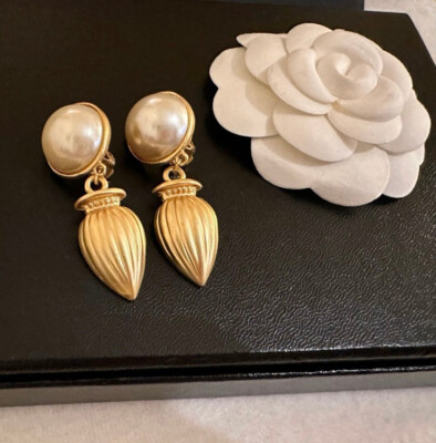 Schöne Ohrringe Vintage Clips gold Kamelie