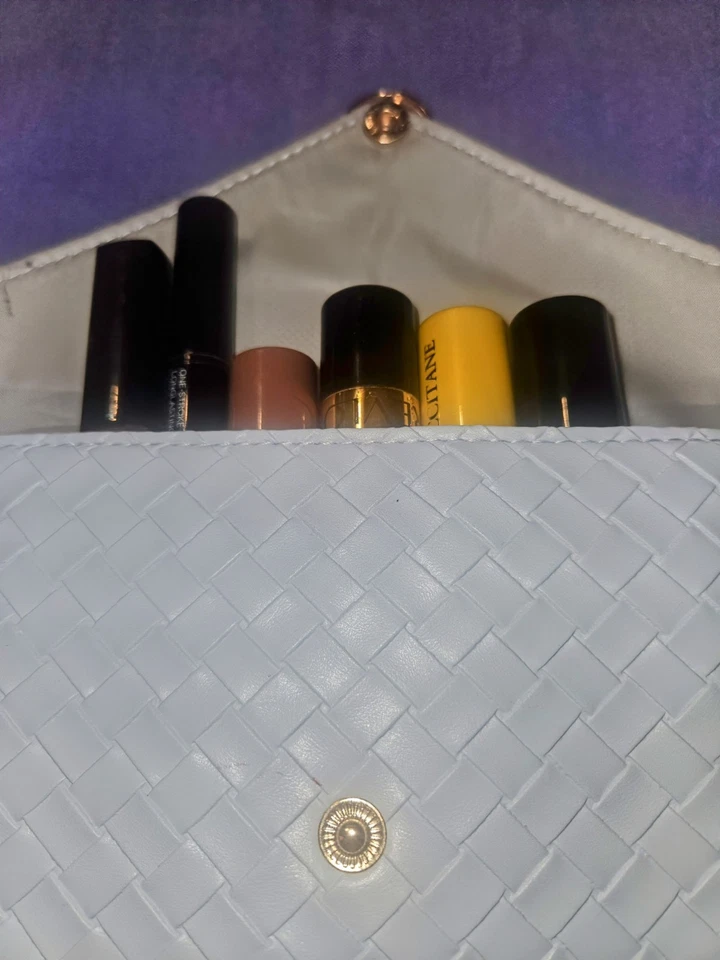 Bolsa de cosméticos Ipsy Jan 2025 CON 6 lápices labiales, varios tonos de rosa/rojo Foto 2 de 4