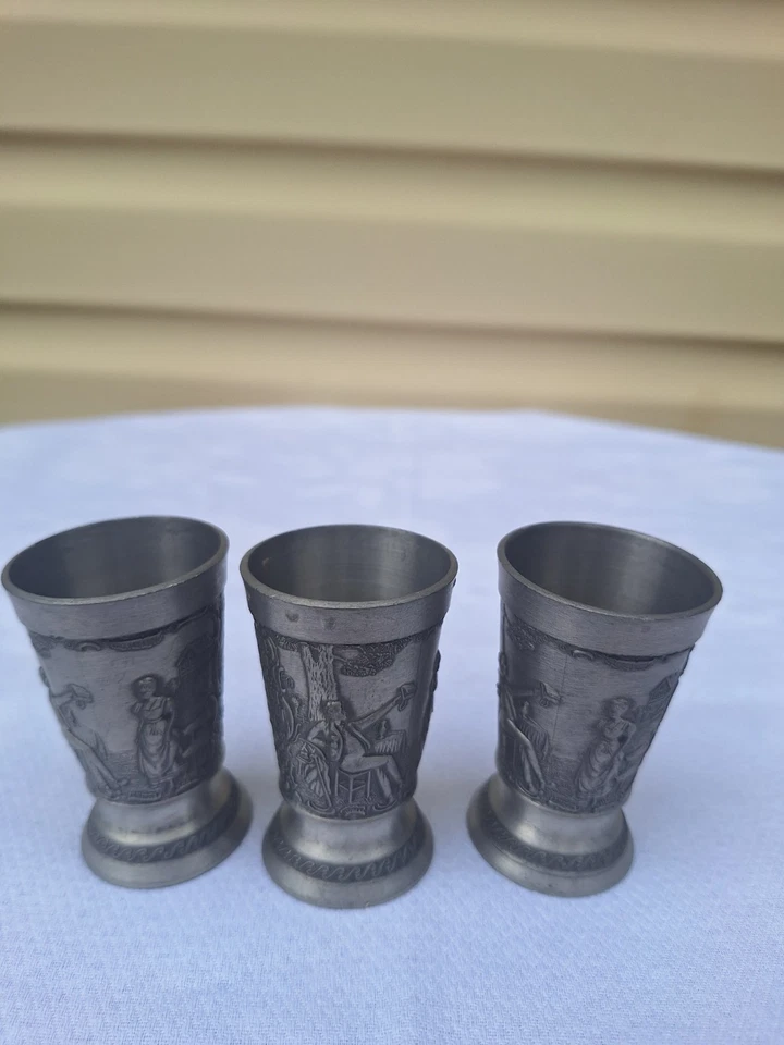 Juego de tazas de peltre vintage - intrincadamente grabadas - motivos históricos - coleccionismo Foto 4 de 4